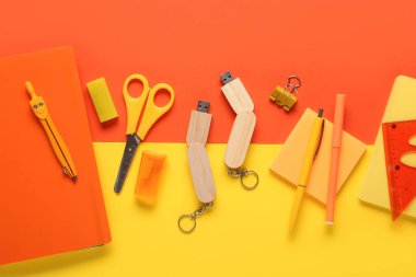 Renk arkaplan üzerinde kırtasiye ve modern flash disk ile kompozisyon