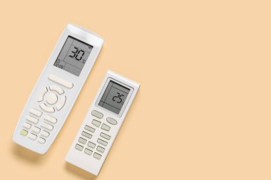 Bej arka planda klima uzaktan kumandası