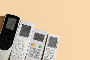 Bej arka planda klima uzaktan kumandası