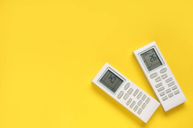 Sarı arkaplanda klima uzaktan kumandası
