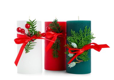 Beyaz arka planda izole edilmiş farklı mumlar ve Noel dekoru, yakın plan