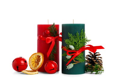 Beyaz arka planda izole edilmiş Noel dekorlu güzel mumlar, yakın plan.