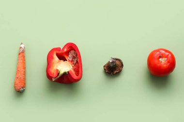 Yeşil arka planda küflü sebzeler ve mantarlar