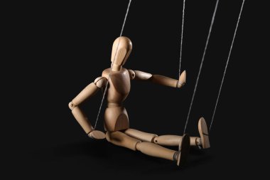 Siyah arkaplanda dizeleri olan kukla