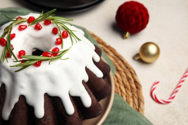 Beyaz arka planda nar ve jöleli lezzetli bir Noel pastası.