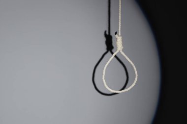 Gri arka planda halatla asılıydı. İntihar kavramı