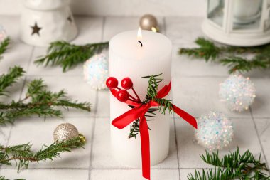 Beyaz fayans masasında yanan mum, yakın plan.