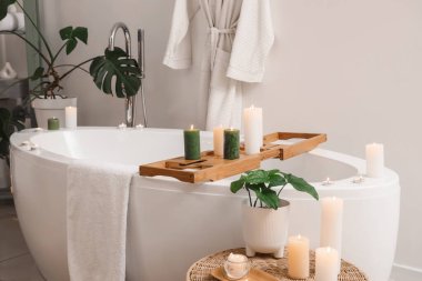 Küvette tepsiler ve yanan mumlar.