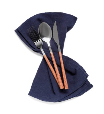 Beyaz arka planda peçeteli gümüş çatal bıçak.