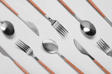 Gri arkaplanda gümüş çatal bıçak takımı