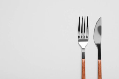 gümüş çatal ve bıçak gri arka plan üzerinde