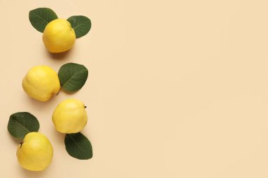 Lezzetli taze bıldırcınlar ve bej arkaplanda yapraklarla kompozisyon