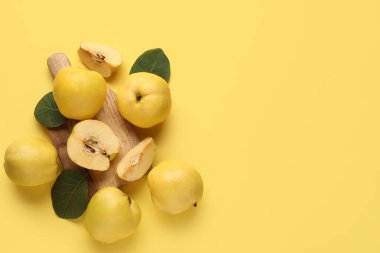 Kesme tahtası ve sarı arka planda lezzetli taze ayva kompozisyonu