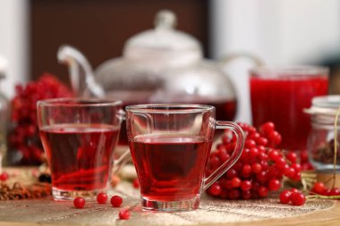 Oturma odasındaki masada bir fincan lezzetli viburnum çayı, yakın plan.