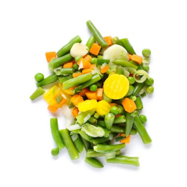 Beyaz arka planda haşlanmış karışık sebzeler