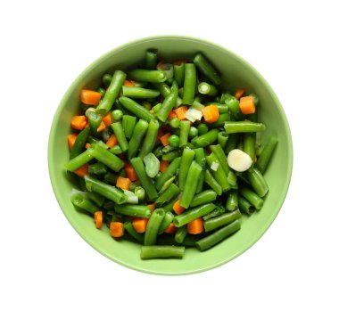 Beyaz arka planda haşlanmış karışık sebzeli kase