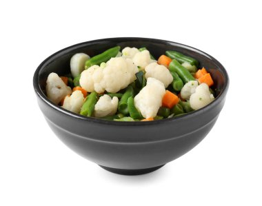 Beyaz arka planda haşlanmış karışık sebzeli kase