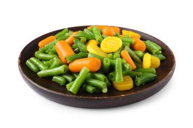 Beyaz arka planda haşlanmış karışık sebzeli tabak.