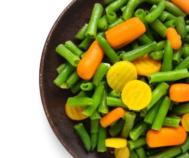 Beyaz arka planda haşlanmış karışık sebzeli tabak.