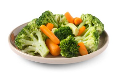 Beyaz arka planda haşlanmış brokoli ve havuç tabağı.