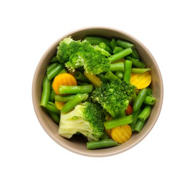 Beyaz arka planda haşlanmış sebzeli kase