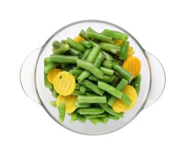 Beyaz zemin üzerinde brokoli ve havuç olan cam kase.