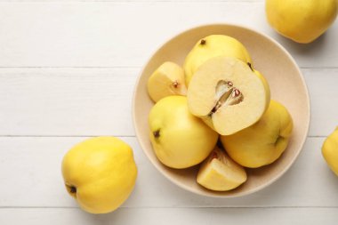 Beyaz ahşap arka planda tatlı olgun ayva kasesi