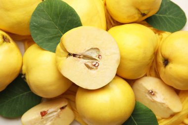 Tatlı olgun ayva ve yapraklar beyaz arka planda, yakın plan