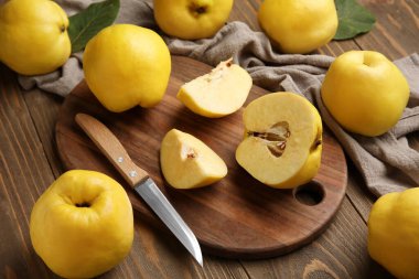 Tahta kesme tahtası ahşap arka planda tatlı olgun bıldırcınlar, yakın plan