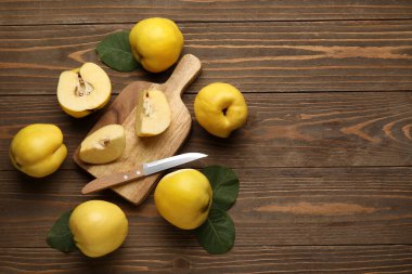 Tahta kesme tahtası ahşap arka planda tatlı olgun bıldırcın