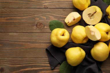 Tahta arka planda olgun ayvalar