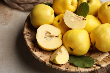 Beyaz arka planda tatlı olgun bıldırcınlar ile hasır plaka, yakın plan