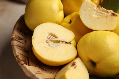 Beyaz arka planda tatlı olgun bıldırcınlar ile hasır plaka, yakın plan