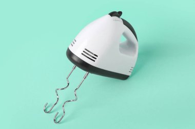 Turkuaz arkaplanda elektrik karıştırıcı