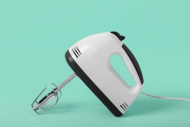 Turkuaz arkaplanda elektrik karıştırıcı