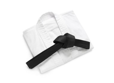Karate beyaz arka planda siyah kemer ile üniforma