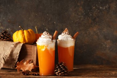 Ahşap masada portakal kabaklı baharatlı latte.