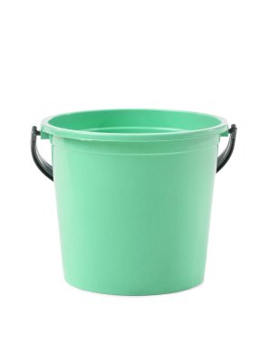 Beyaz arkaplanda yeşil plastik kova