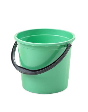 Beyaz arkaplanda yeşil plastik kova