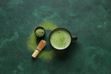 Bir bardak taze kibrit çayı ve pudra ve yeşil grunge arka planda chasen.