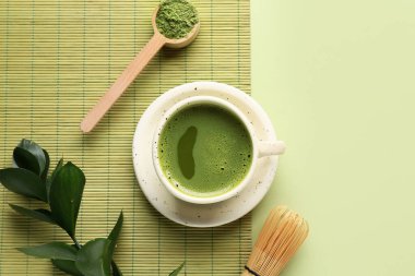 Yeşil arka planda kepçe, toz ve chasen ile taze kibrit çayı