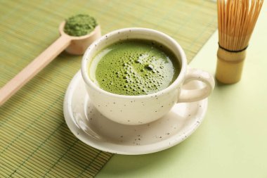 Yeşil arka planda kepçe, toz ve chasen ile taze kibrit çayı