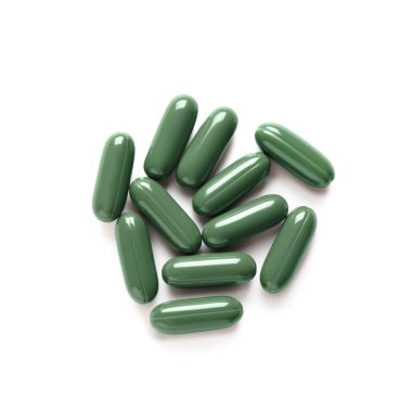 Beyaz arka plan üzerinde Spirulina Kapsül