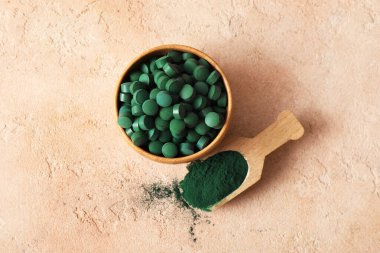 Ahşap kase dolusu, ahşap kepçe ve bej rengi grunge arka planda pudra.