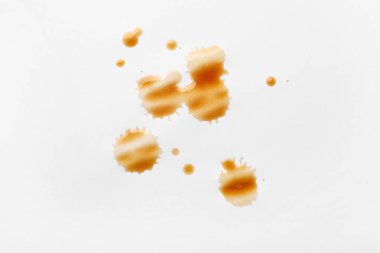 Beyaz arka planda kahve lekeleri