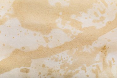 Arka planda kahve lekeleri olan kağıt.