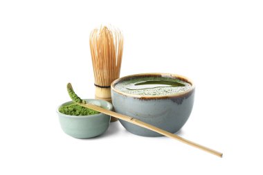 Beyaz arka planda pudra, chasen ve chashaku ile taze kibrit çayı.