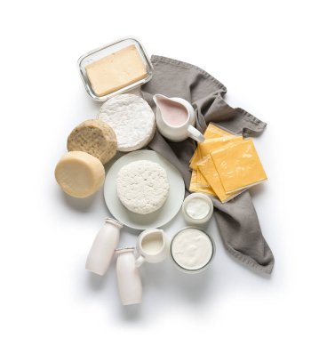 beyaz zemin üzerine süt ve süt ürünleri