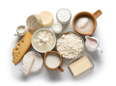 beyaz zemin üzerine süt ve süt ürünleri