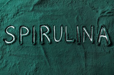 Pudra üzerine kelime SPIRULINA arkaplan olarak, yakın plan